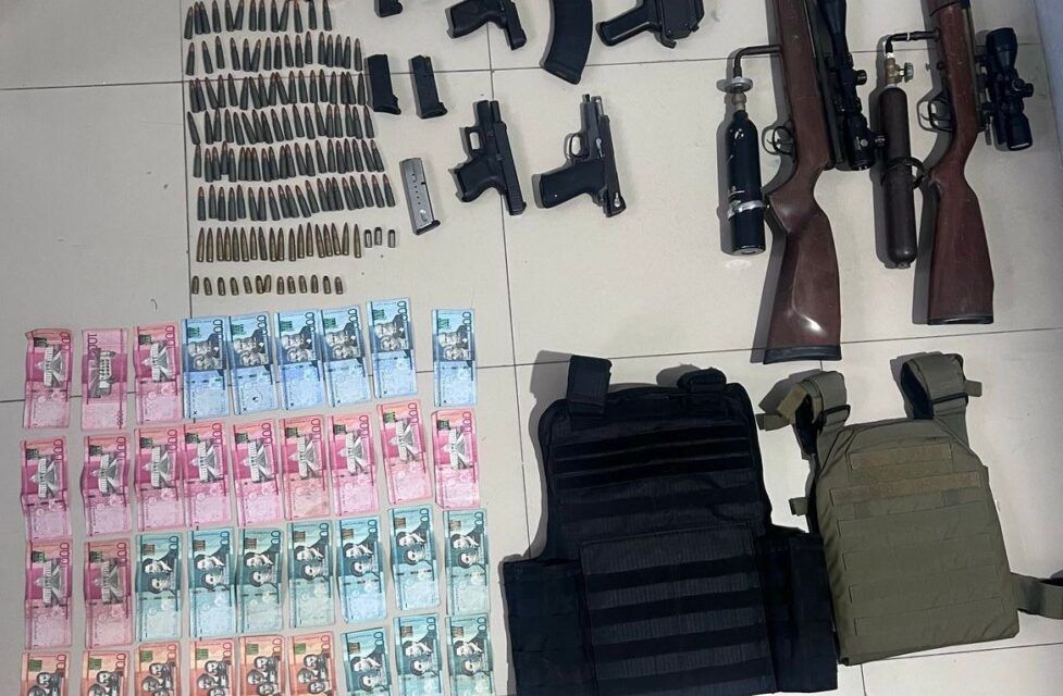 Policía Nacional ocupa arsenal de armas ilegales y arresta a tres personas durante allanamientos en comunidad de El Pino, Dajabón