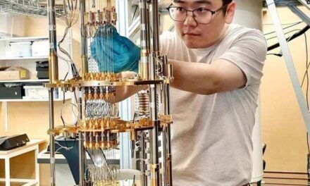 En el acelerador de partículas LHC (Large Hadron Collider, o Gran Colisionador de Hadrones) del CERN (Laboratorio Europeo de Física de Partículas), se han comenzado a llevar a cabo colisiones con haces de iones de oxígeno. Las colisiones de este tipo permitirán realizar investigaciones que hasta ahora resultaban muy poco viables.     No es solo el comienzo de una emocionante campaña de experimentos, sino también el final de un largo y meticuloso proceso que comenzó en el complejo de aceleradores a mediados de abril de este año (y ya en 2019 en el caso de los estudios iniciales de viabilidad). Cada máquina tuvo ser configurada de manera especial para poder funcionar con iones de oxígeno.     El primer modo de funcionamiento empleado, en el que un haz de protones colisiona con un haz de iones de oxígeno, es el más desafiante, tal como subraya Roderik Bruce, especialista en iones del LHC.     Ello se debe a que el campo electromagnético dentro del acelerador afecta a los protones de manera diferente a como lo hace en los iones de oxígeno, debido a sus diferentes relaciones carga-masa. En otras palabras, sin los ajustes cuidadosamente hechos por los ingenieros, los dos haces no colisionarían como se necesita.     Esta campaña abarcará una amplia gama de investigaciones, como por ejemplo el estudio de los rayos cósmicos, el de la fuerza fuerte y el del plasma de quarks-gluones.