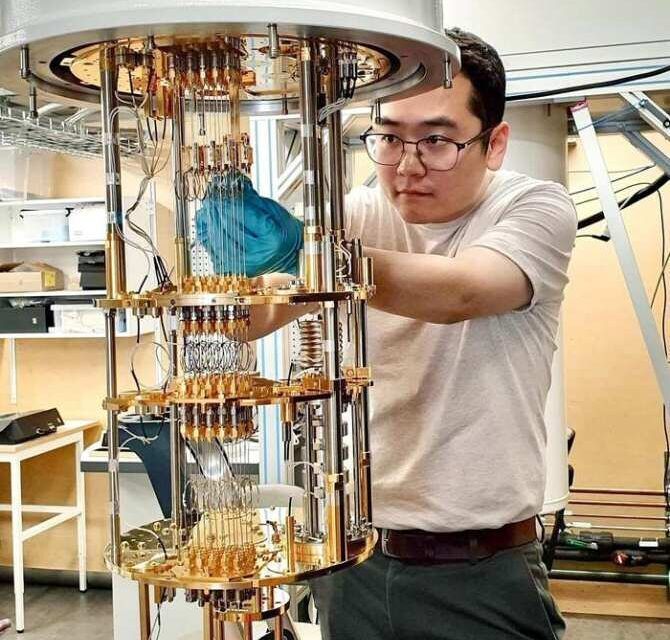 En el acelerador de partículas LHC (Large Hadron Collider, o Gran Colisionador de Hadrones) del CERN (Laboratorio Europeo de Física de Partículas), se han comenzado a llevar a cabo colisiones con haces de iones de oxígeno. Las colisiones de este tipo permitirán realizar investigaciones que hasta ahora resultaban muy poco viables.     No es solo el comienzo de una emocionante campaña de experimentos, sino también el final de un largo y meticuloso proceso que comenzó en el complejo de aceleradores a mediados de abril de este año (y ya en 2019 en el caso de los estudios iniciales de viabilidad). Cada máquina tuvo ser configurada de manera especial para poder funcionar con iones de oxígeno.     El primer modo de funcionamiento empleado, en el que un haz de protones colisiona con un haz de iones de oxígeno, es el más desafiante, tal como subraya Roderik Bruce, especialista en iones del LHC.     Ello se debe a que el campo electromagnético dentro del acelerador afecta a los protones de manera diferente a como lo hace en los iones de oxígeno, debido a sus diferentes relaciones carga-masa. En otras palabras, sin los ajustes cuidadosamente hechos por los ingenieros, los dos haces no colisionarían como se necesita.     Esta campaña abarcará una amplia gama de investigaciones, como por ejemplo el estudio de los rayos cósmicos, el de la fuerza fuerte y el del plasma de quarks-gluones.