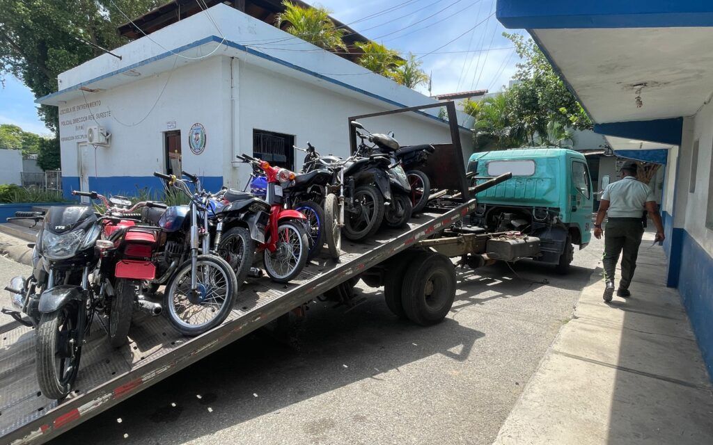 PN retiene 20 motocicletas y detiene a 12 personas sorprendidas en flagrante delito durante carreras clandestinas y maniobras temerarias en SPM
