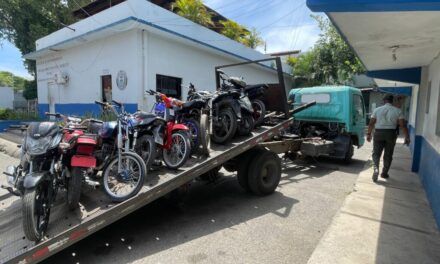 PN retiene 20 motocicletas y detiene a 12 personas sorprendidas en flagrante delito durante carreras clandestinas y maniobras temerarias en SPM
