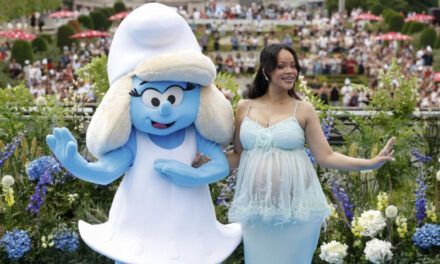 Crítica de ‘Los Pitufos’: una película poco entusiasta donde lo más llamativo es Rihanna