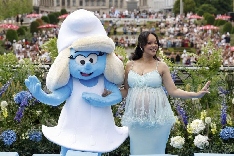 Crítica de ‘Los Pitufos’: una película poco entusiasta donde lo más llamativo es Rihanna