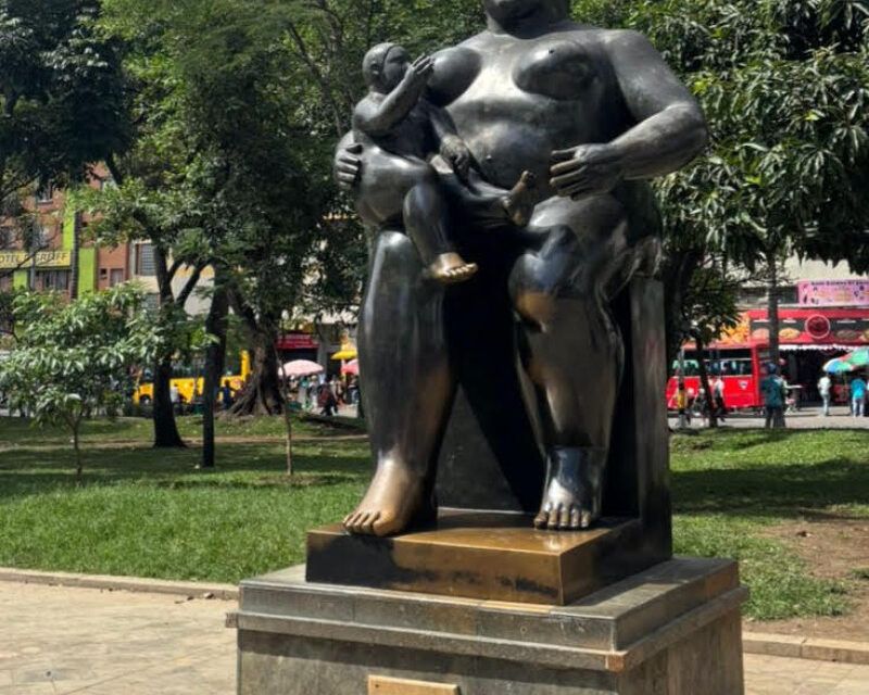 A pie por Medellín: caminando entre esculturas de Botero