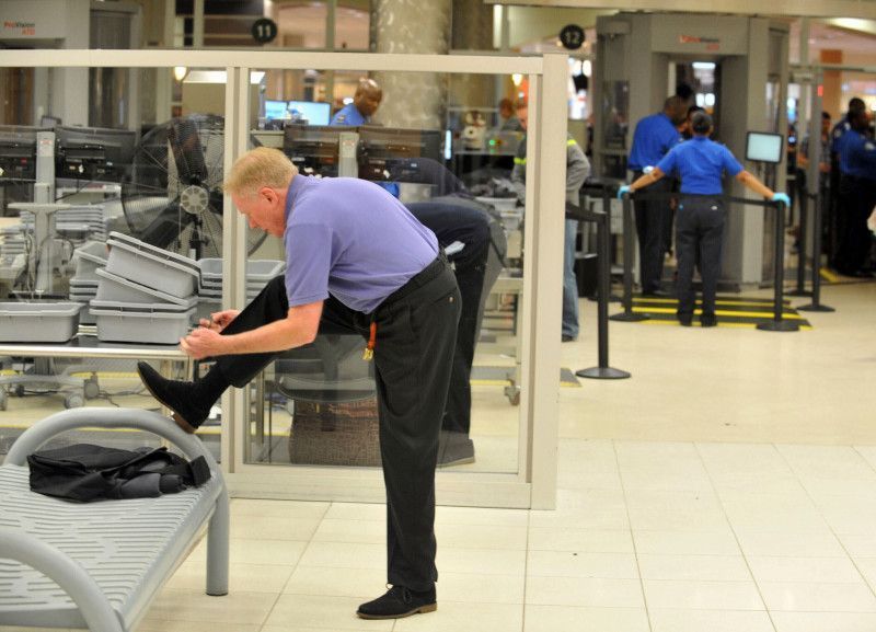 Discuten no quitarse los zapatos en los aeropuertos
