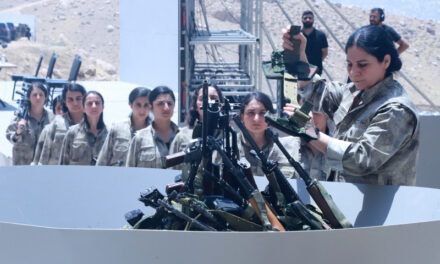 Kurdos destruyen sus armas durante una ceremonia