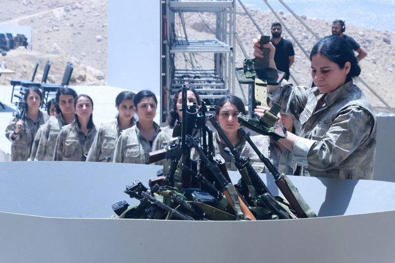 Kurdos destruyen sus armas durante una ceremonia