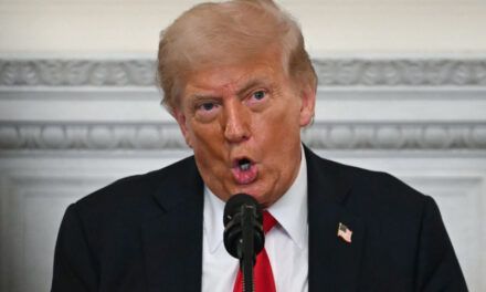 Gobierno Trump enfrenta batalla legal por bloquear beneficios de salud a inmigrantes