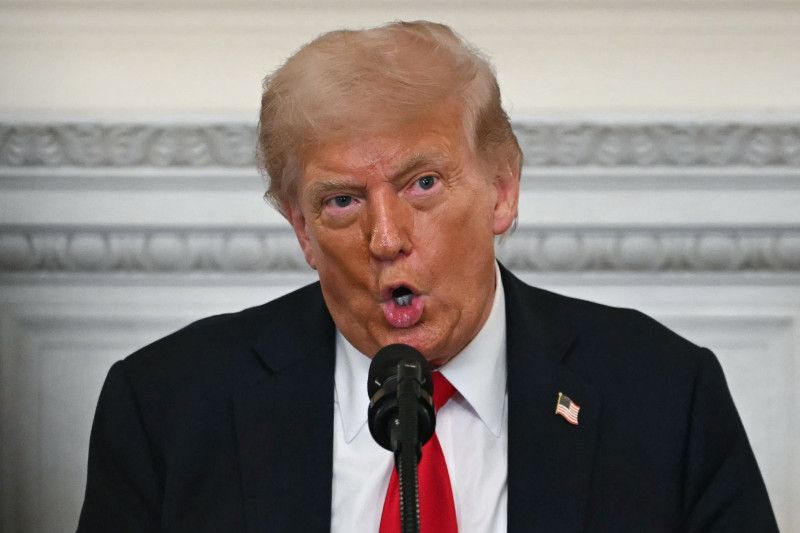Gobierno Trump enfrenta batalla legal por bloquear beneficios de salud a inmigrantes