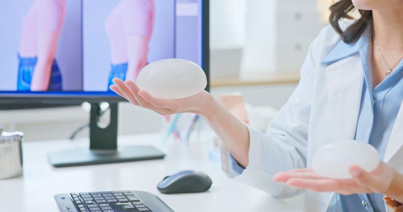 Aumento de senos con grasa o implantes: ¿cuál es para ti?