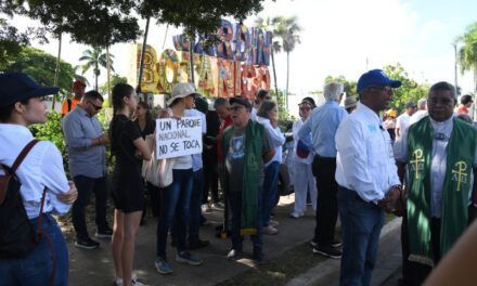 Realizan “cadena humana” frente al Jardín Botánico en defensa del área verde