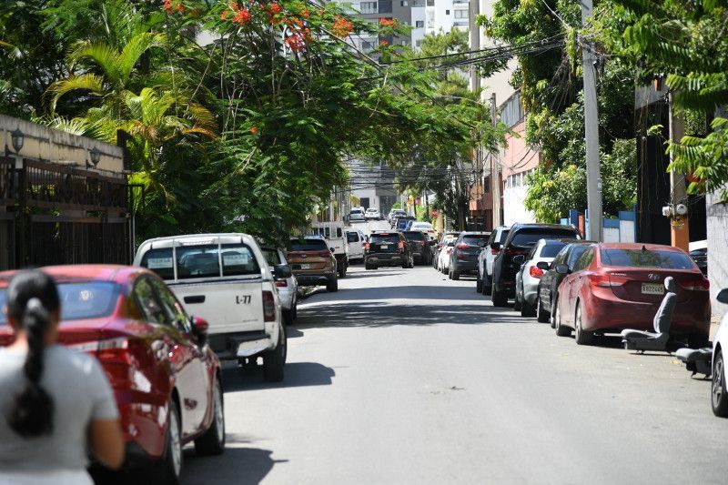 Chatarras abandonadas y vehículos mal estacionados ocupan calles de dos barrios en el DN