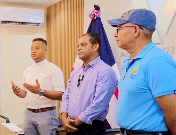 Alcaldía de Mao entrega aporte de RD$100 mil a la Catedral Santa Cruz para instalación de paneles solares