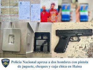 Policía Nacional apresa a dos hombres con pistola de juguete, cheques y caja chica en Haina