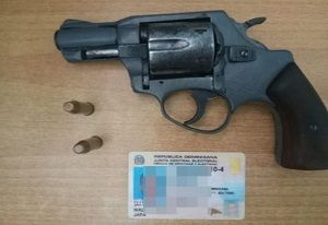Policía apresa a joven en flagrante delito portando arma de fuego en el sector El Pomier, S.C.
