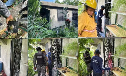 Policía Nacional y Bomberos rescatan a mujer encerrada por su pareja en Hatillo, San Cristóbal
