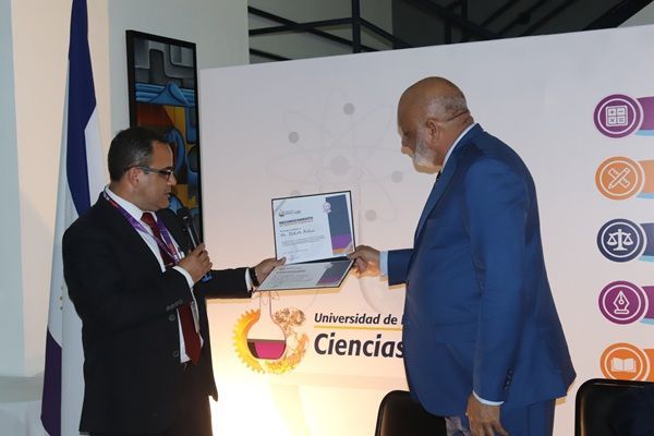 Dr. Roberto Fulcar es investido como Profesor Honorario por la Universidad de las Ciencias y el Arte de Costa Rica