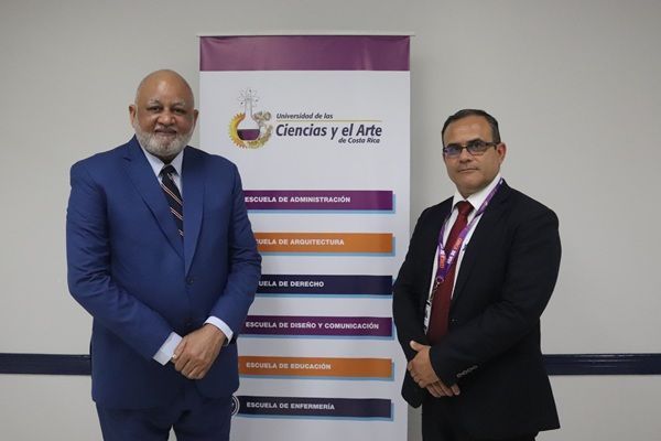 Dr. Roberto Fulcar es investido como Profesor Honorario por la Universidad de las Ciencias y el Arte de Costa Rica