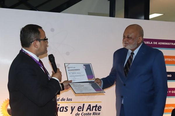 Dr. Roberto Fulcar es investido como Profesor Honorario por la Universidad de las Ciencias y el Arte de Costa Rica