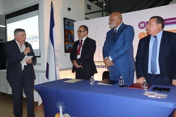 Dr. Roberto Fulcar es investido como Profesor Honorario por la Universidad de las Ciencias y el Arte de Costa Rica