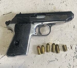 Apresan a dos hombres por riña en vía pública; uno portaba arma de fuego en Haina