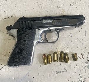 Apresan a dos hombres por riña en vía pública; uno portaba arma de fuego en Haina