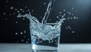 No todos deben tomar 8 vasos de agua al día: alertan sobre riesgos en personas con condiciones médicas