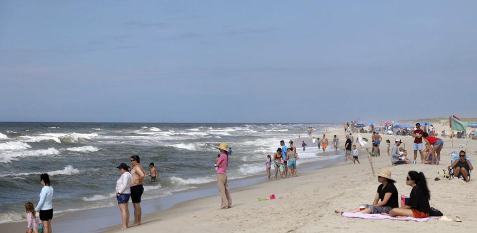 Nueva York cierra sus playas dos días por el oleaje que dejará el huracán Erin