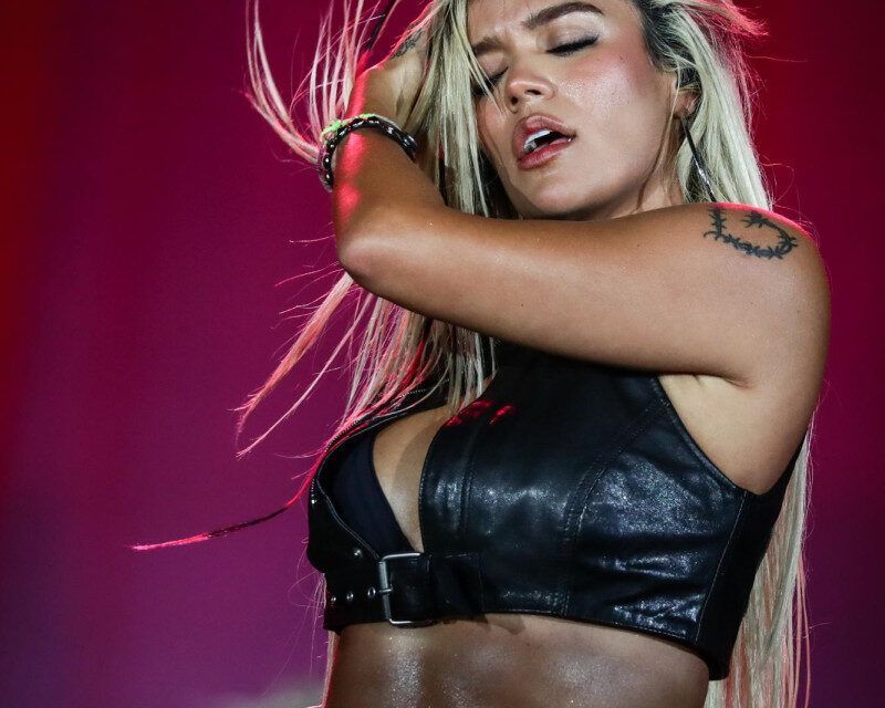La música tropical pone a bailar ¡y a grabar! a populares cantantes urbanos y del pop