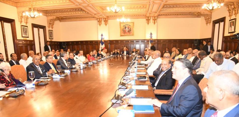 Abinader realiza movimientos en su tren gubernamental