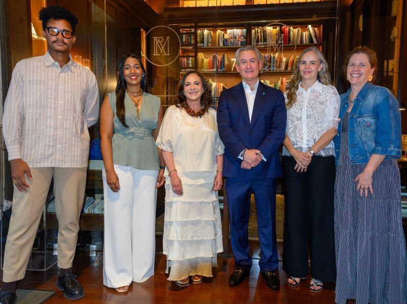 Casa Mella Russo y Seguros SURA firman acuerdo en favor de la educación