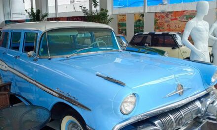 En local de Juan Dolio: autos antiguos, restaurante, Cigar Lounge y decoración “de espectáculo”