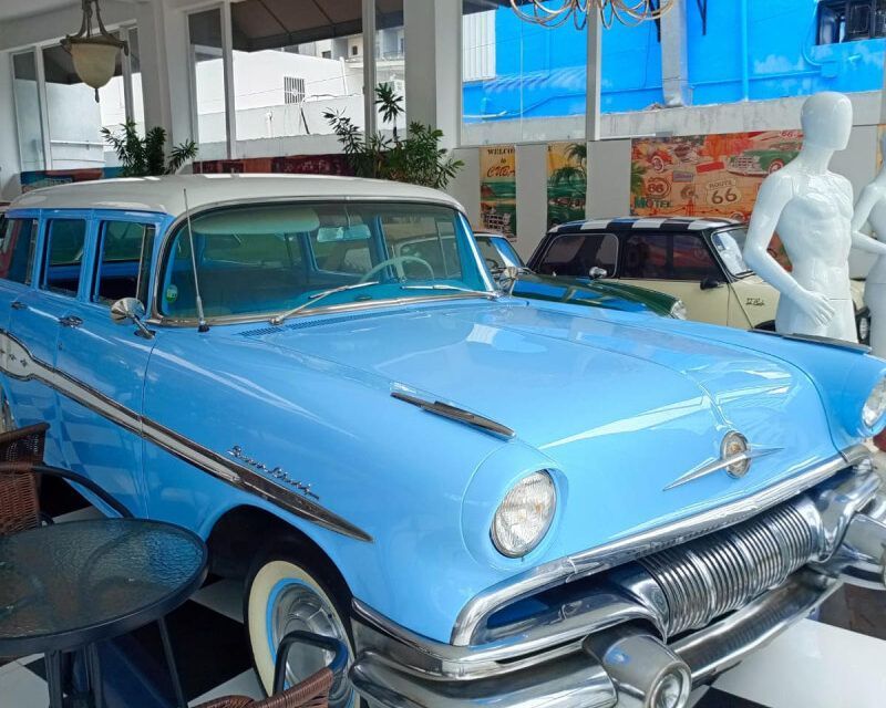 En local de Juan Dolio: autos antiguos, restaurante, Cigar Lounge y decoración “de espectáculo”
