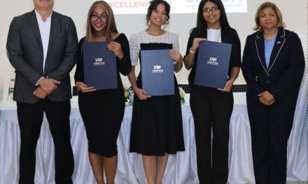 Unicda otorga becas a estudiantes meritorios