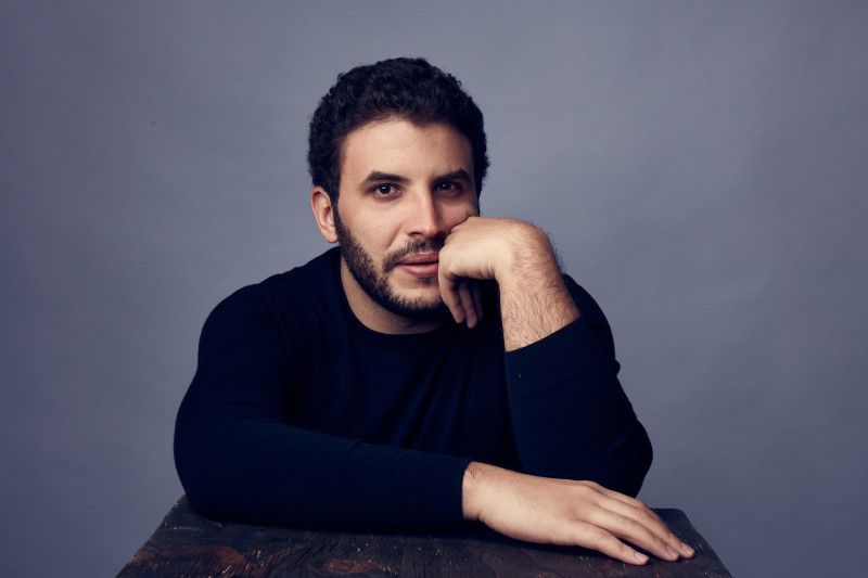 Elías Serulle: del mercadeo y las letras al «stand-up comedy» y a la TV dominicana