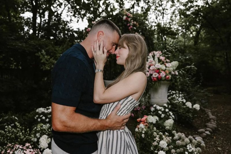 Desde una pulsera de la amistad hasta un anillo de compromiso: La historia de amor de Taylor Swift y Travis