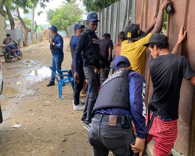PN arresta dos personas y decomisa drogas durante operativos en Esperanza