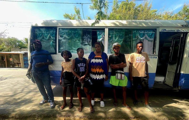 Ejército detiene 6 haitianos indocumentados en un minibús en Montecristi