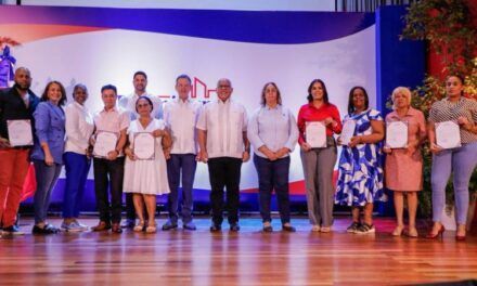 Gobierno entrega RD$120 millones en créditos a microempresarios de San Cristóbal