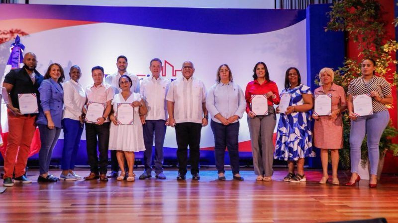 Gobierno entrega RD$120 millones en créditos a microempresarios de San Cristóbal