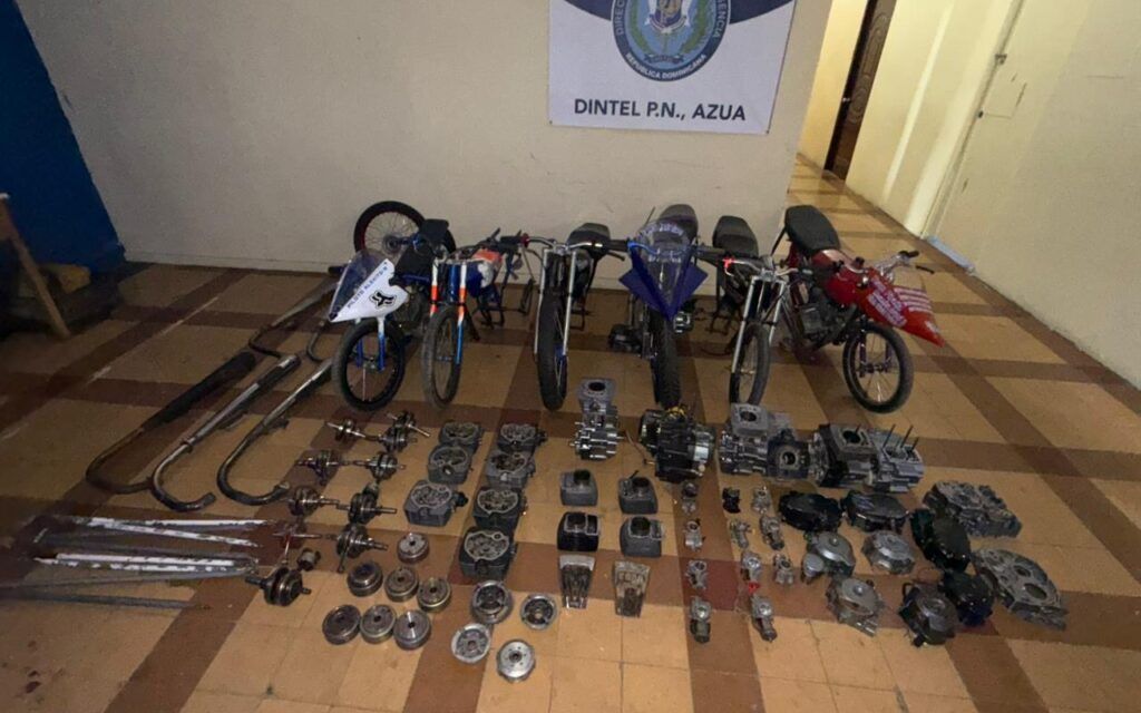 Policía desmantela red de carreras clandestinas en Azua y ocupa seis motocicletas modificadas, arma y dinero en efectivo