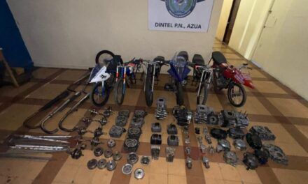 Policía desmantela red de carreras clandestinas en Azua y ocupa seis motocicletas modificadas, arma y dinero en efectivo