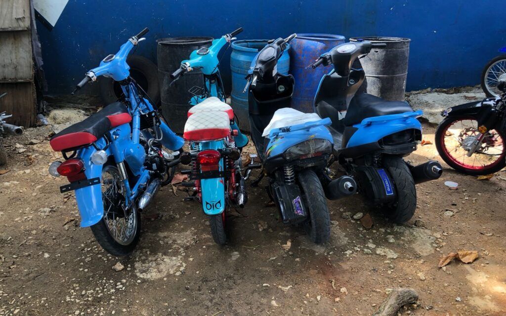 Policía incauta cuatro motocicletas y detiene a tres jóvenes que se preparaban para carreras clandestinas en La Romana