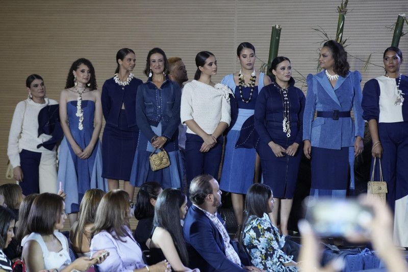 ‘Piel Azul 2025’: Nina Vásquez transforma el denim en alta costura sostenible