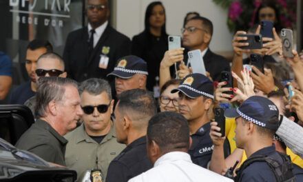 Bolsonaro deja prisión domiciliaria para examen médico tras ser condenado por golpismo