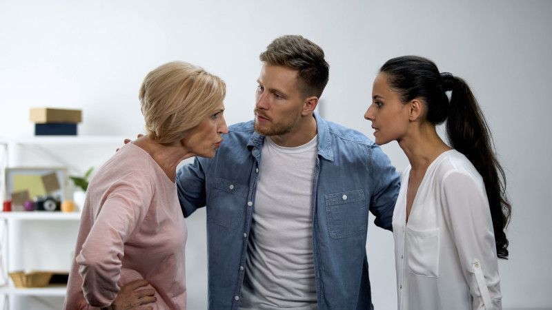 Intrusismo familiar, ¿cómo lidiar con él cuando en la pareja somos más de dos?