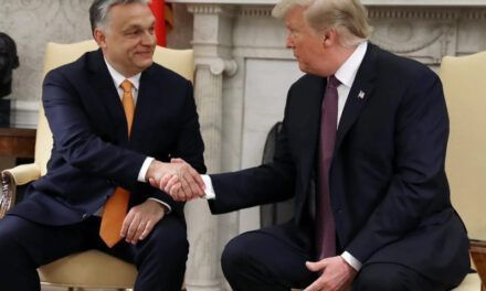 Tácticas de Trump contra la prensa reflejan las acciones de líderes autoritarios