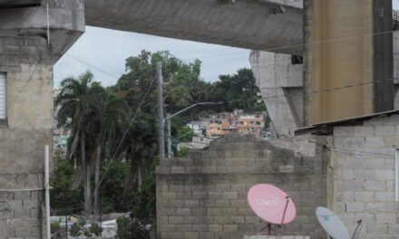 Traslado de familias en el Puente de la 17 se ejecuta entre quejas y acuerdos