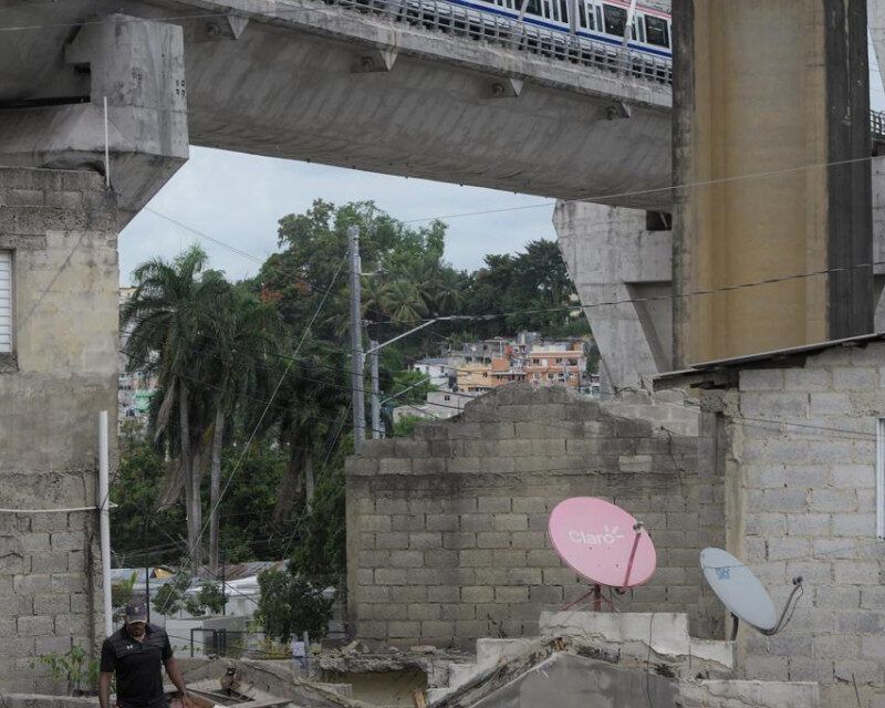 Traslado de familias en el Puente de la 17 se ejecuta entre quejas y acuerdos