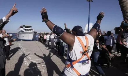 El popular ‘hombre fuerte’ egipcio tira de un barco con los dientes